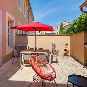 Hébergement de vacances Maison De Village Façon Loft, Avec Cour Et Airco, Dans Le Centre Historique, LʼIsle-sur-la-Sorgue